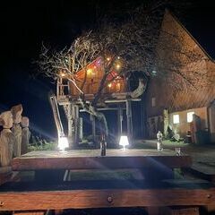 Abendstimmung am Altar mit Baumhaus im Hintergrund