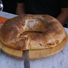 Frisch und selbst gebackenes Brot mit Oliven, Ei und getrockneten Tomaten von Susanne
