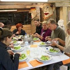 Mittagessen in der Werkstatt wegen nicht windresistenten Salats am Altar :-))