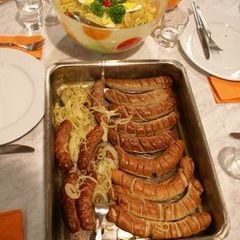 Beste Steinhauerküche Deutschlands: Kartoffelsalat, verschiedene Thüringerwürstchen und angebratene Zwiebeln am Samstag