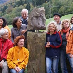 Vernissage an Pascals ZweiKursSkulptur: Die Kursteilnehmer vom Kurs K8-12 mit Kursleiter