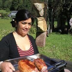 Die nepalesische Kochassistentin Urmilla bringt den badischen Schweinerollbraten zum Altar