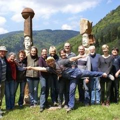 Die Kursteilnehmer von K2-14 mit den Skulpturen "La Musica" und "Auditorius"