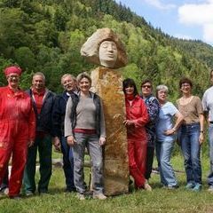 Die Kursteilnehmer von K3-14 mit der Skulptur Arbeitstitel "Fantasia"