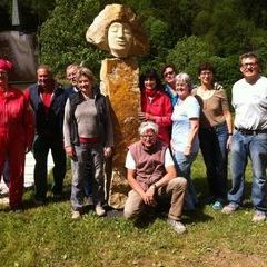 Die Kursteilnehmer von K3-14 mit der Skulptur Arbeitstitel "Fantasia" und Kursleiter