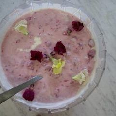 Dessert am Samstag: Eiskalter Himbeerjoghurt an Hibiscusblüte