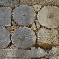 Mauer mit Spolien (wiederverwandte Bauteile) in byzantinischer Festungsmauer
