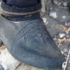 Türkisches Modell eines Schuhs, dessen Schleifen nie gebunden werden brauchen :-)