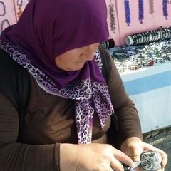 Türkische Kollegin beim Steineschnitzen