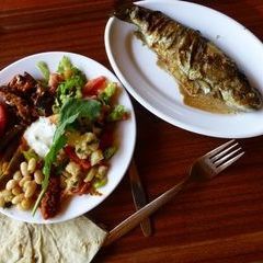 Frische Forelle und Salate beim Lunch im Yakapark Restaurant
