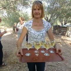 Anne-Louise, Mitinhaberin des Patara View Pont Hotels, reicht den Wein zur Vernissage