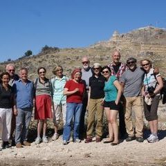 Die Kursteilnehmer der Studien- und WorkshopReise TR2-14 vor der antiken Agora von Tlos