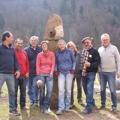 Die Kursteilnehmer des Kurses K2-15 mit der Skulptur "pathos, Grazie I"