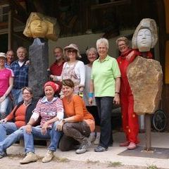 Die produktiven Teilnehmer des Kurses K8-15 mit den Skulpturen "Cosmea Gialla" und "Odeon" in Sommerlaune